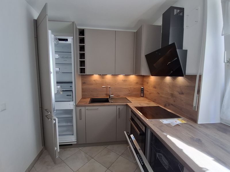Schöne helle 2,5-Zimmer-Wohnung mit Balkon, Einbauküche und Hobbyraum